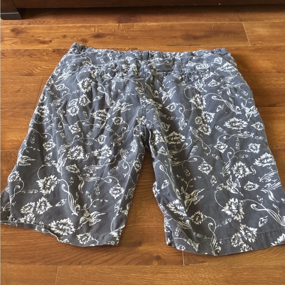 Fresh Gray and White Flat Front floral summer Shorts in size 38 - Picture 4 of 7